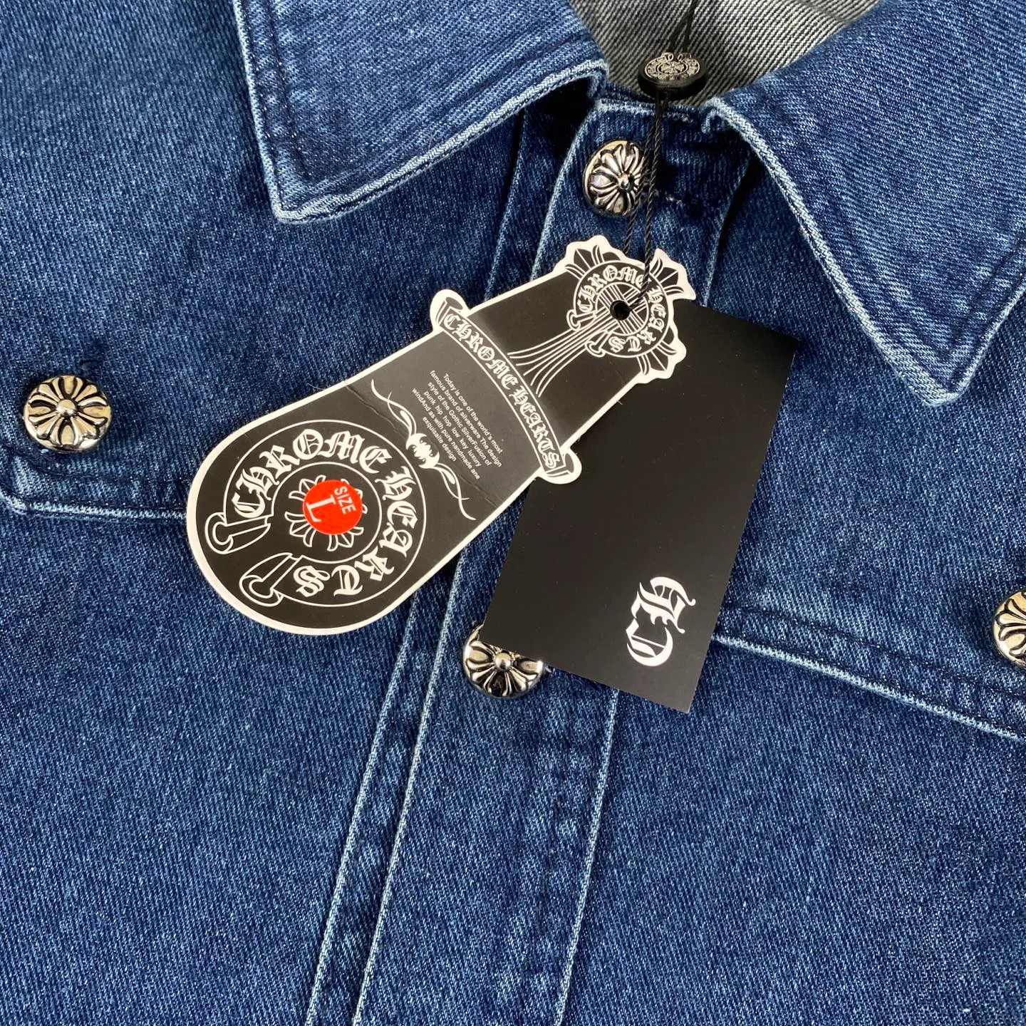 🅿️360 Chromehearts Chromehearts Flame Arms Red Flame Spliced ​​Leather Vine Denim Jacket, the same style as the star, multi-material leather cross, leather embroidery denim jacket, cabinet price N➕ level, patchwork cross flower embellishment, washed denim! !   Absolutely high-end luxury products, 2W-level god-level single products, super popular products, made by top heavy industry, a magic weapon that cannot be missed to hit the streets!  Color: washed blue Size: M-XL